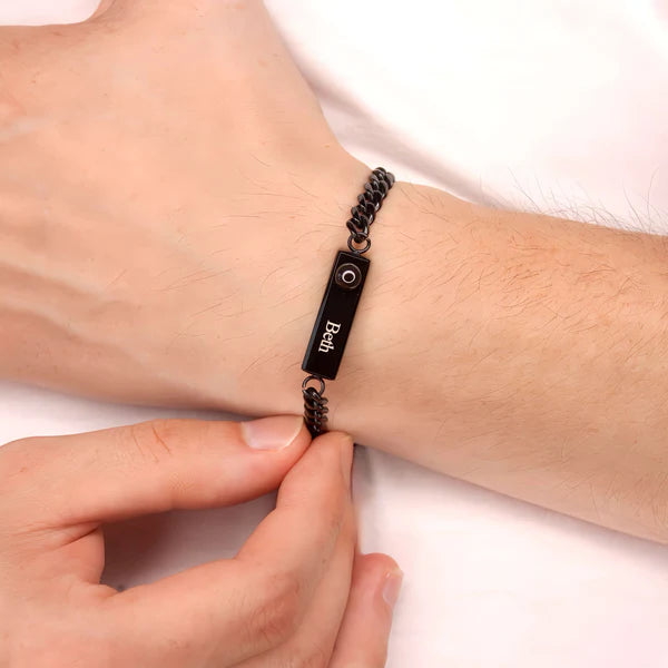 צמיד גורמט עם תמונה מוצפנת וחריטה אישית