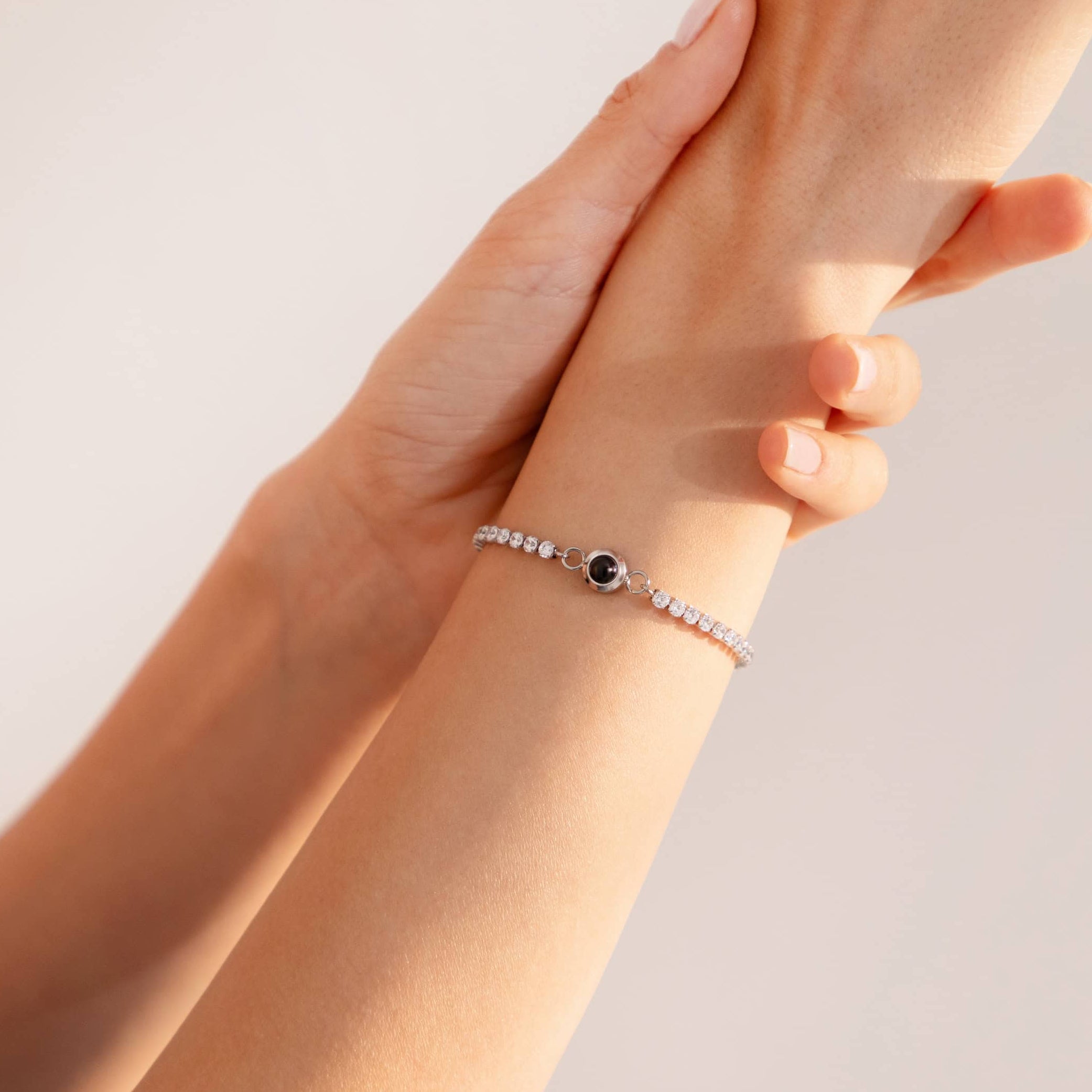 צמיד טניס עם תמונה מוצפנת