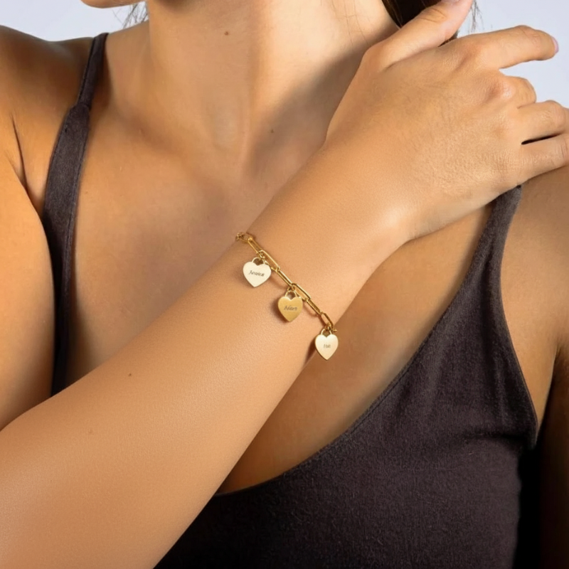 צמיד צ׳ארמס לבבות עם חריטה אישית